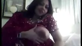 În timpul balului de femei nud xxx mascaradă, fata s-a predat complet unui tip necunoscut