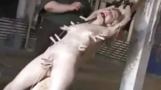 Drăguț chiar în fete goale video bucătărie și-a ridicat piciorul pentru un gang bang în vagin