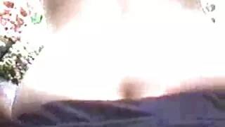 Curva cu ochelari din cauza lipsei de atenție de sex masculin este obligat să se masturbeze cu film cu fete goale un vibrator