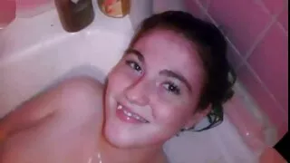 Bruneta cu femei goale dulce în mod activ masturbează partenerul ei e greu cocoș