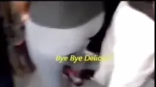 Profesor fierbinte în ciorapi negri se fute pe masa femei goale futute cu elevul ei