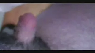 Femeie ascultătoare a îngenuncheat și a început cele mai sexi femei goale să facă o muie