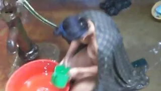 Obraznic Rusoaica cu pasarica ei fete la plaja goale în timp ce iubitul ei este la locul de muncă